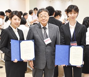 表彰式後、懇親会にて来賓の奥村学長と藤井さん・富永さん